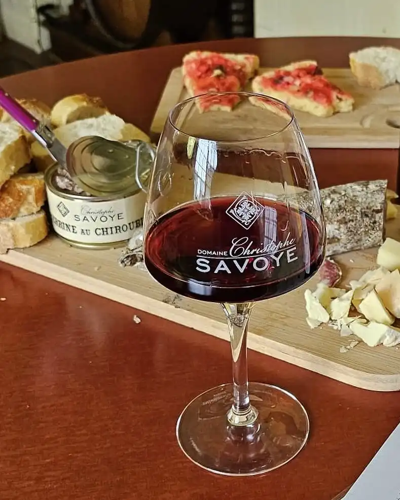 Table gourmande avec produits du terroir Beaujolais